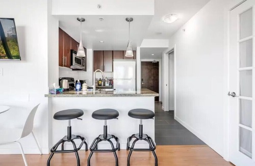 Crosstown Condo | 5 Mins Walk to MAJOR INTERNATIONAL SPORTING EVENT+Large Free Parking/Beautiful Garden View Pool+Hot Tub+Sauna