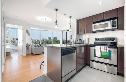 Crosstown Condo | 5 Mins Walk to MAJOR INTERNATIONAL SPORTING EVENT+Large Free Parking/Beautiful Garden View Pool+Hot Tub+Sauna