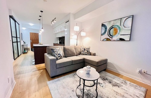 Downtown Toronto Condo | 5 minutes walking to CN Tower! Luxury 2 bed+2 bath condo Downtown Toronto