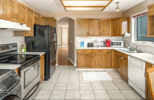 Calgary House | 5Beds 2Bath with New Furniture Work Space 10 mins to YYC 1 Min to Bus