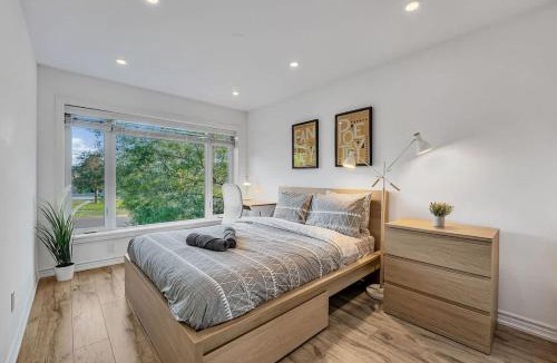 Downsview House | 5BR North York Home - Sleeps 11 - Parking