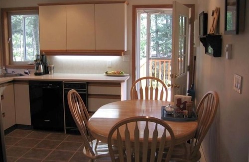 East Kootenay House | 5BR Retreat, Views, Pool Table, 2 Decks, 4 Bath, Cathedral Ceilings, Dble garage