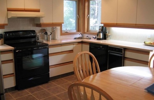East Kootenay House | 5BR Retreat, Views, Pool Table, 2 Decks, 4 Bath, Cathedral Ceilings, Dble garage
