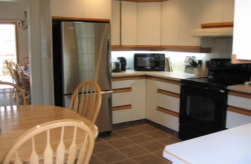 East Kootenay House | 5BR Retreat, Views, Pool Table, 2 Decks, 4 Bath, Cathedral Ceilings, Dble garage