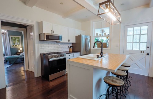 Innisfil House | 6 bed Elegant Farmhouse Oasis minutes to beach