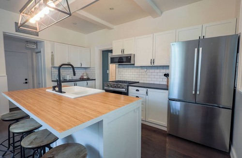 Innisfil House | 6 bed Elegant Farmhouse Oasis minutes to beach