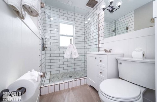 Southwest Edmonton House | 6B Chic Stylish Home - Mins to UofA - Sleeps 14 - WiFi