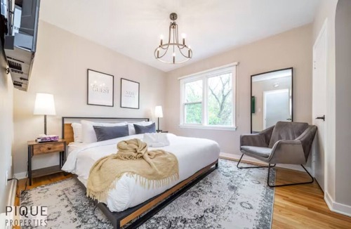 Southwest Edmonton House | 6B Chic Stylish Home - Mins to UofA - Sleeps 14 - WiFi