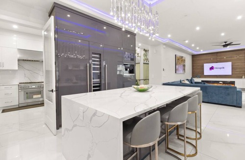Surrey House | 6BR Entire Home | Private Parking | Pet-Friendly | Near Vancouver