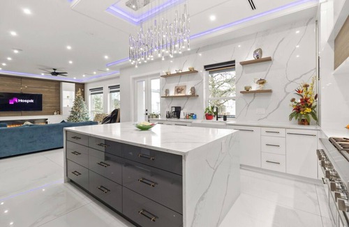 Surrey House | 6BR Entire Home | Private Parking | Pet-Friendly | Near Vancouver