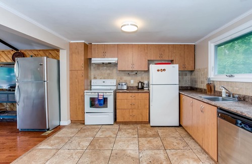The Blue Mountains Ski Chalet | 7 Bdrm Chalet with Outdoor Pool (for Summer) and Hot Tub in Blue Mountain