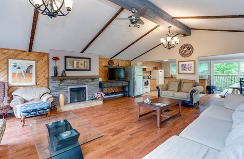 The Blue Mountains Ski Chalet | 7 Bdrm Chalet with Outdoor Pool (for Summer) and Hot Tub in Blue Mountain