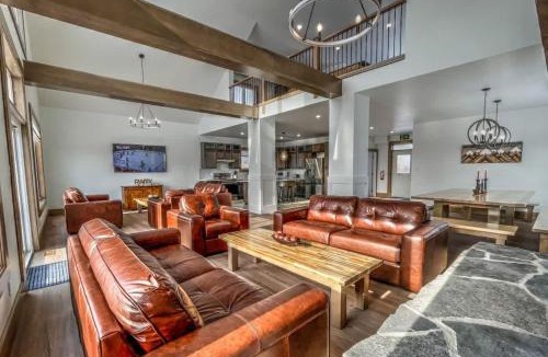 The Blue Mountains House | 7 bdrm Luxury 7 baths Private Beach Access Hot Tub