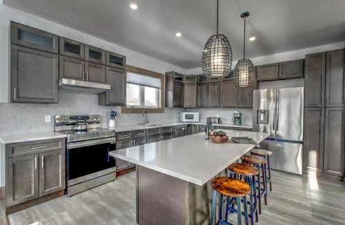 The Blue Mountains House | 7 bdrm Luxury 7 baths Private Beach Access Hot Tub