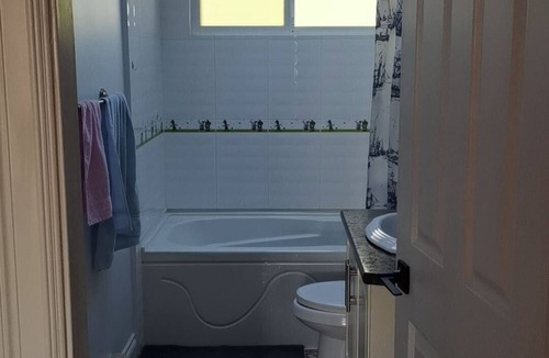 Richmond House | 8 min to metro, 5 min walk to bus, large queen bedroom on 2nd Floor