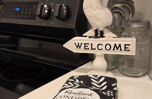 Beaumont House | 80's Hollywood Hideway/2BR pet-friendly