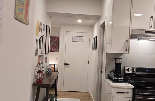 Beaumont House | 80's Hollywood Hideway/2BR pet-friendly