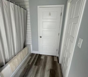 Queens Square House | 86A King Bed 2bd 3bt on Queen St. Downtown