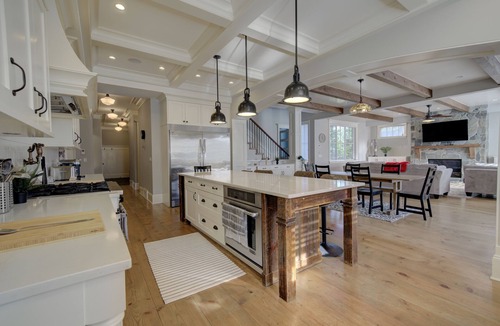 Surrey House | 9 bdrm home, sleeps 26 w/hot tub/gym/theatre/bar