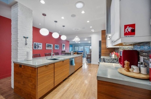 Kensington House | 9 Guests | King Bed | Pin Ball | BBQ | Piano
