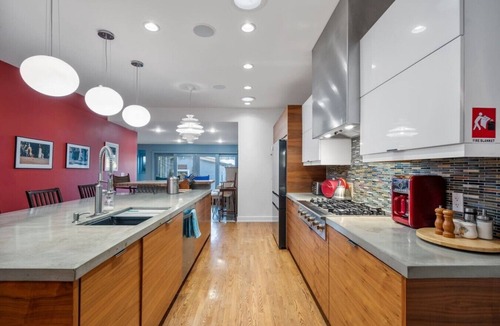 Kensington House | 9 Guests | King Bed | Pin Ball | BBQ | Piano