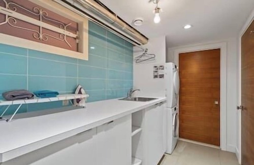 Kensington House | 9 Guests | King Bed | Pin Ball | BBQ | Piano