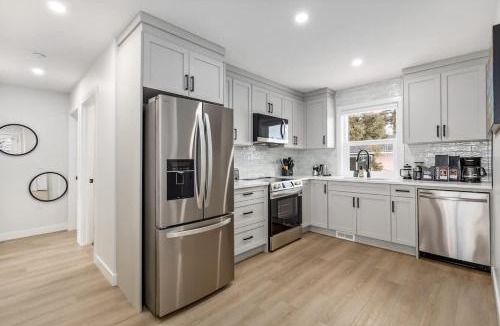 Radisson Heights - Albert Park House | 95 min Banff Local Coffee Walk to Restaurants