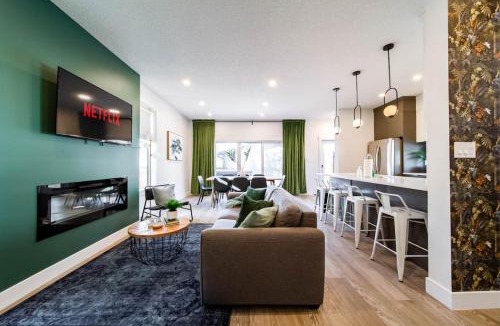 West Edmonton Apartment | 9BDRM Chic Luxury Retreat - Hot Tub - AC - BBQ - Sleeps 23