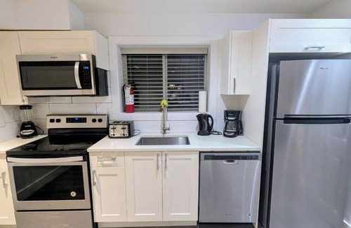 North Vancouver House | A&A Resident | Modern 2BR Suite