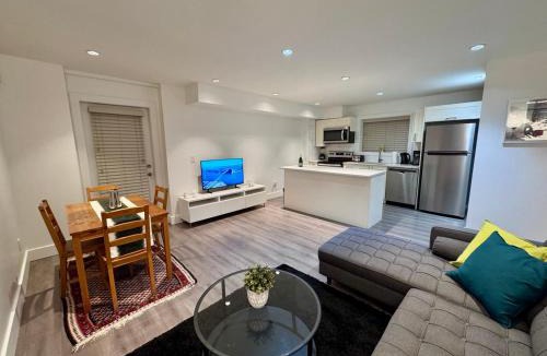 North Vancouver Apartment | A&A Resident - Modern North Vancouver 2BR Suite