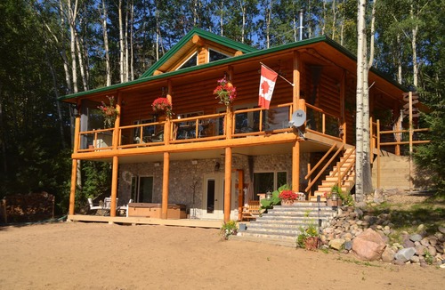 Jarvie House | A beautiful lakefront cabin!