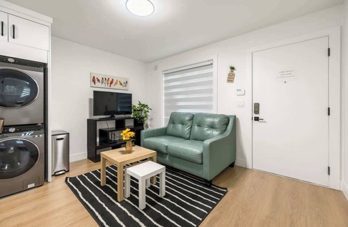 Surrey House | A cozy and stylish 2-bedroom retreat