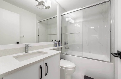 Surrey House | A cozy and stylish 2-bedroom retreat