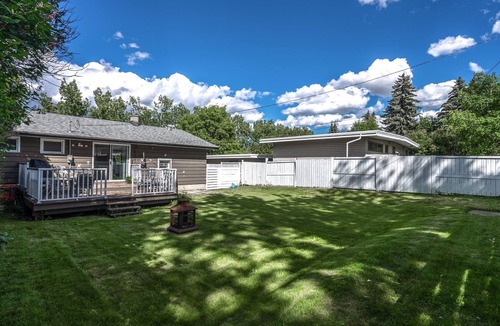 Southwest Calgary House | A@Home Ganzes Haus bei Chinook Mall, für 9 Personen by Interhome