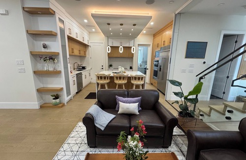 Surrey House | A Luxurious Vacation Home in South Surrey