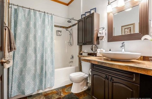 Upper Mission House | A Okanagan Lakeview Inn