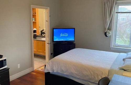 Richmond House | A quiet independent entrance suite on second floors with private bathroom close to YVR
