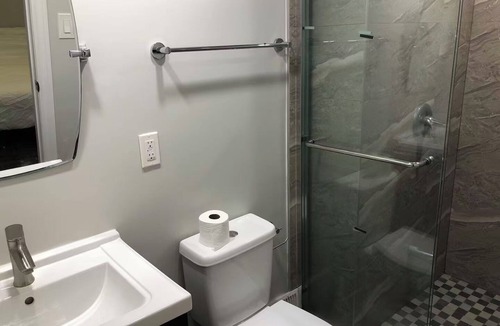 Richmond Hill House | a spacious and private bedroom with your own ensuite bathroom in Richmond Hill