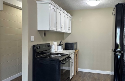 Connaught Apartment | A Spacious Downtown 1-bed Suite Free Parking