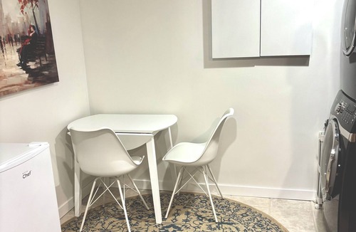 Kamloops House | A Sweet Little Suite in Rayleigh