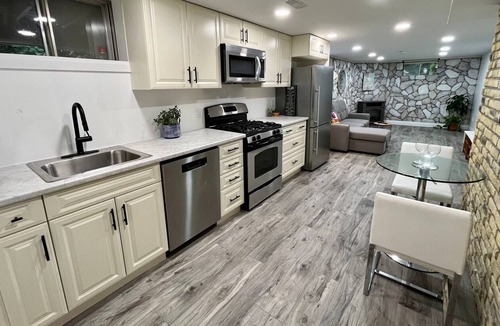 Cambridge House | Adorable 1 Bedroom Suite With Kitchen & Fireplace