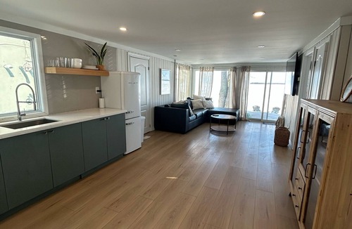 Alcona Cottage | Adorable waterfront escape