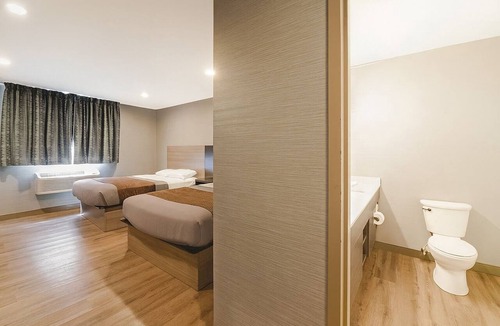 Foxboro Hotel | Affordable Accommodation Near Capron Park Zoo! FREE Breakfast & Parking!