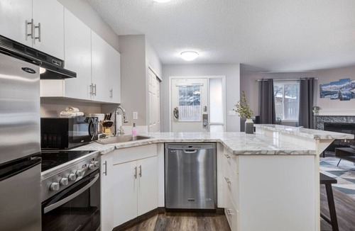 Harvie Heights Condo | Affordable Family Getaway Sleeps 8!