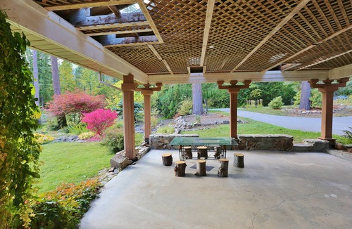 Central Kootenay House | Ainsworth Lakefront Getaway