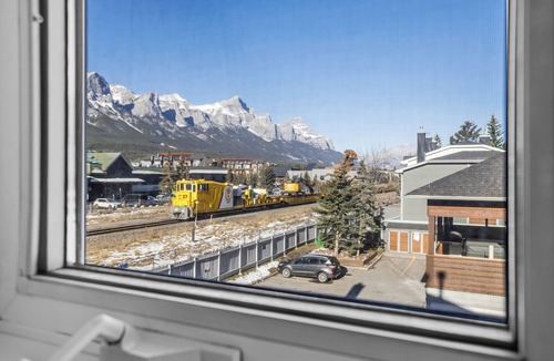 Canmore House | Air Conditioned Mount Rundle View Townhouse - Downtown Canmore