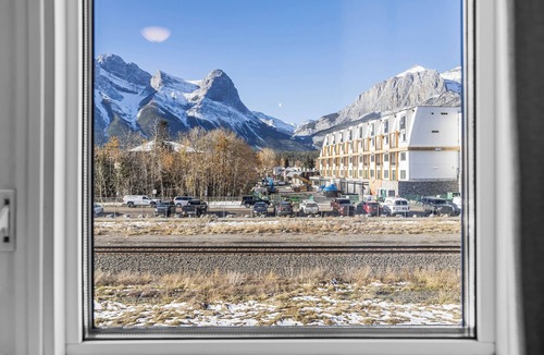 Canmore House | Air Conditioned Mount Rundle View Townhouse - Downtown Canmore