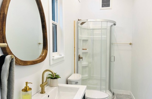 North Saanich Cottage | Airport suite