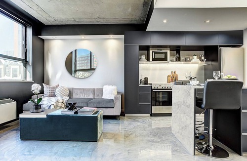 Shaughnessy Village Apartment | Airy Loft near Sainte-Catherine St.
