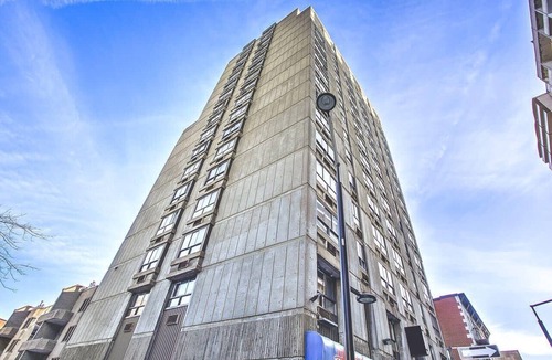 Shaughnessy Village Apartment | Airy Loft near Sainte-Catherine St.